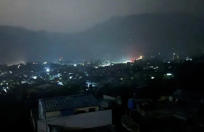 Khu vực Kashmir do Pakistan quản lý, người dân nghe tiếng nổ và tiếng máy bay phản lực ngang qua.