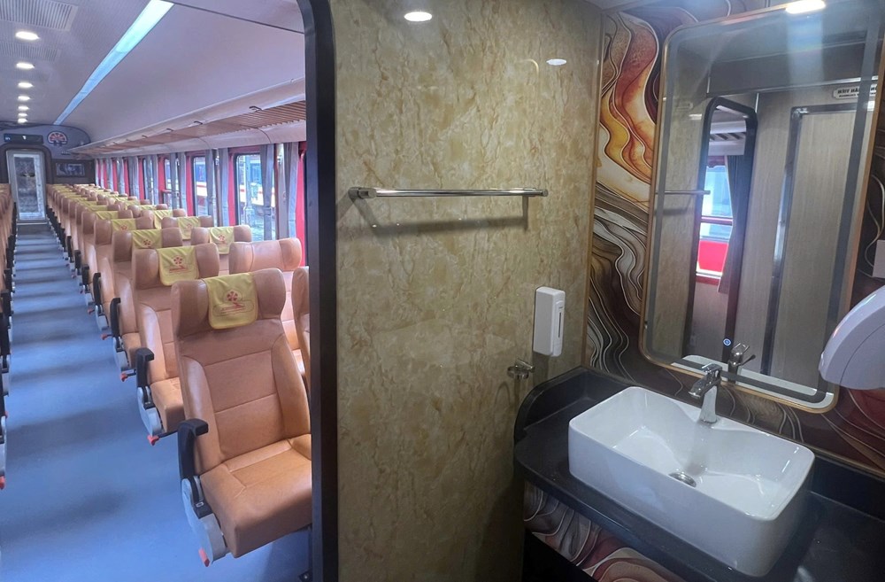 Khu vực rửa tay rộng rãi, nhà vệ sinh hiện đại và thoáng sạch